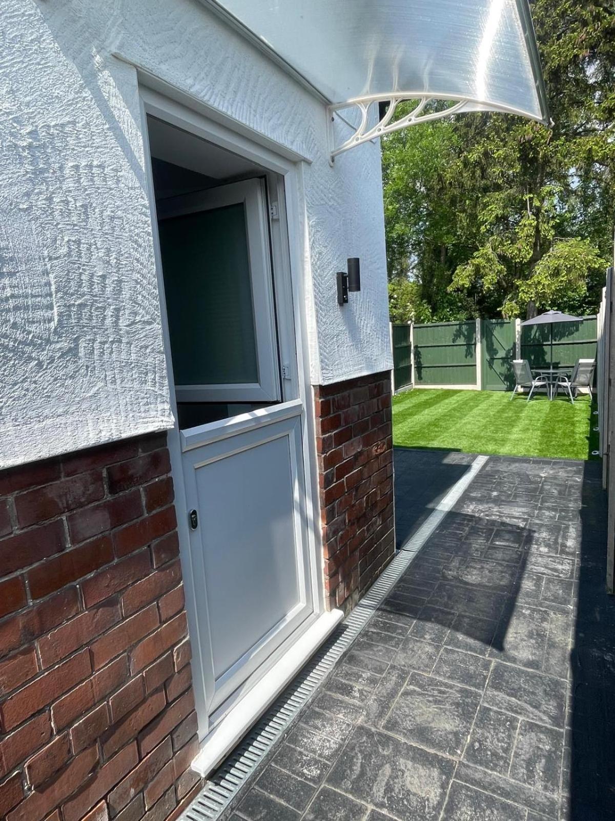 The Upton Coach House Villa Birkenhead Exterior photo